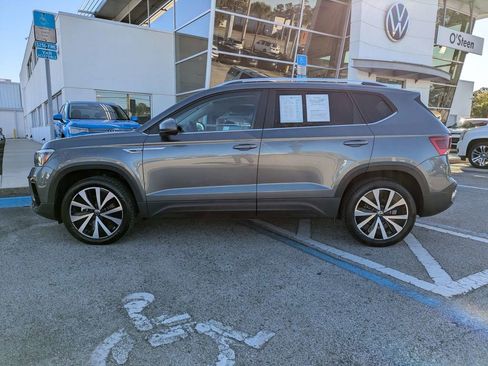 Certified 2022 Volkswagen Taos SE image 3
