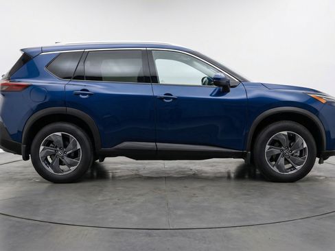 Used 2025 Nissan Rogue SV image 11