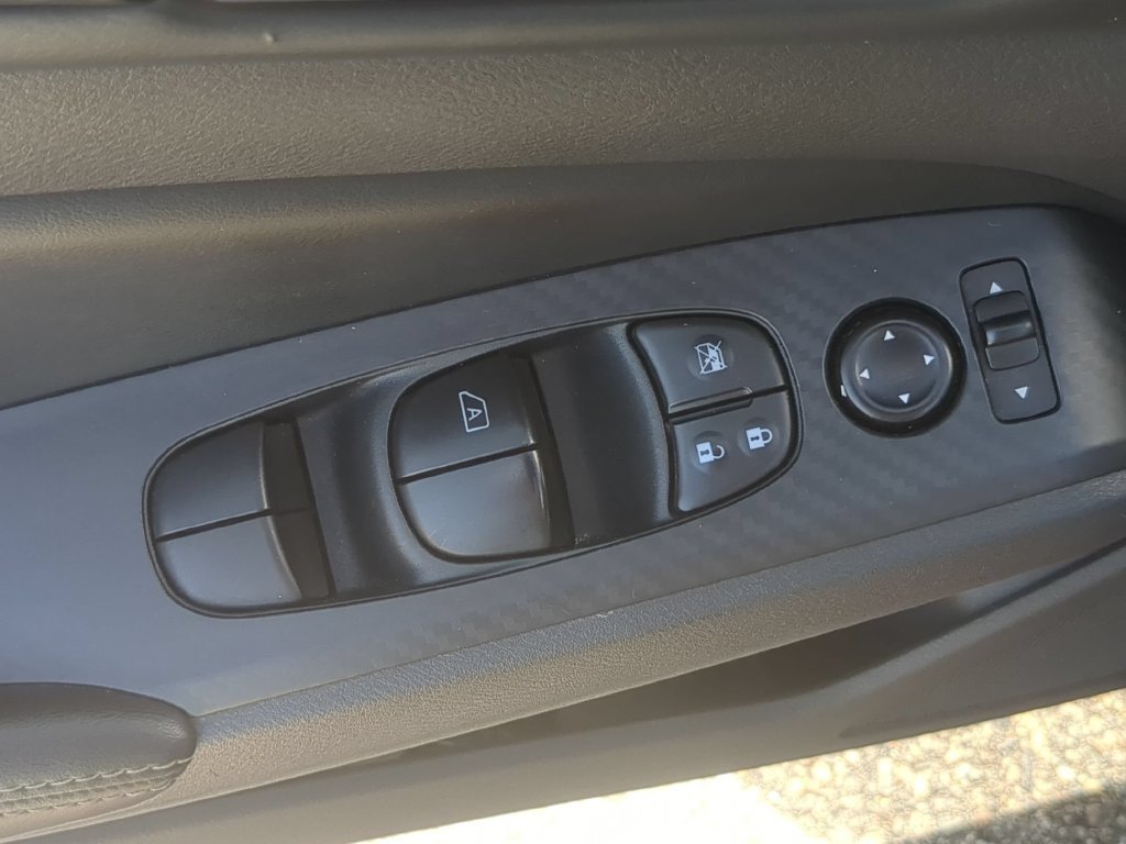 Used 2025 Nissan Altima 2.5 SV FWD image 14