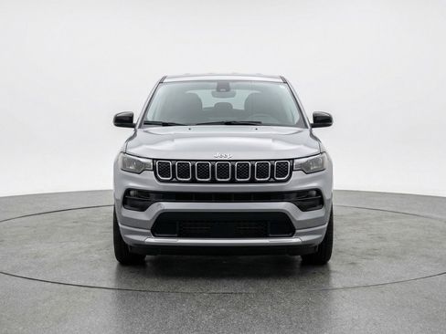 Used 2025 Jeep Compass Latitude image 2
