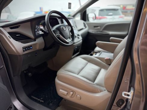 Used 2017 Toyota Sienna XLE image 10