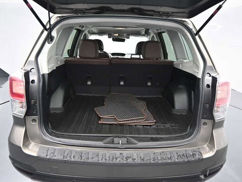 Used 2017 Subaru Forester 2.5i Touring AWD/4WD image 6