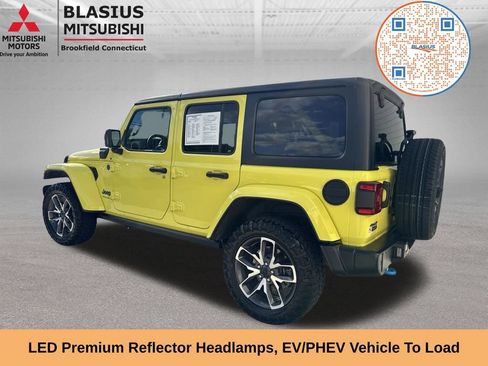 Used 2024 Jeep Wrangler Unlimited w/ Convenience Group AWD/4WD image 19