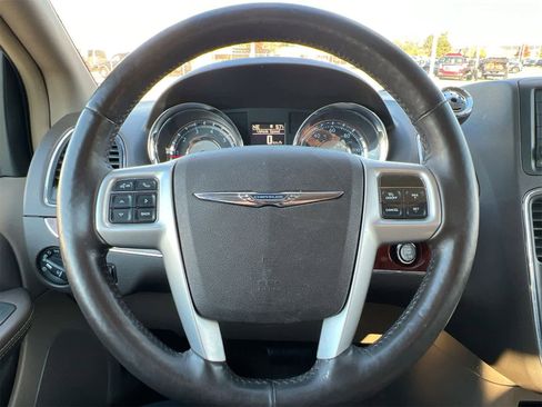 Used 2015 Chrysler Town & Country Touring-L w/ Driver Convenience Group image 22