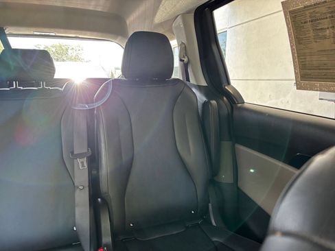 Used 2026 Kia Carnival FWD image 40