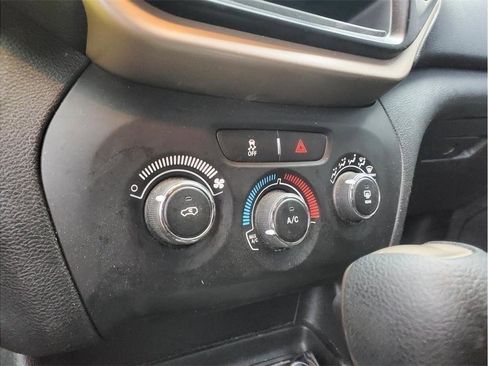 Used 2018 Jeep Cherokee Latitude FWD image 19