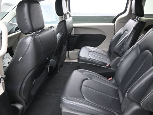 Used 2024 Chrysler Pacifica Limited FWD image 28