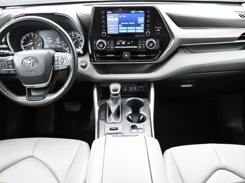 Used 2022 Toyota Highlander XLE image 19