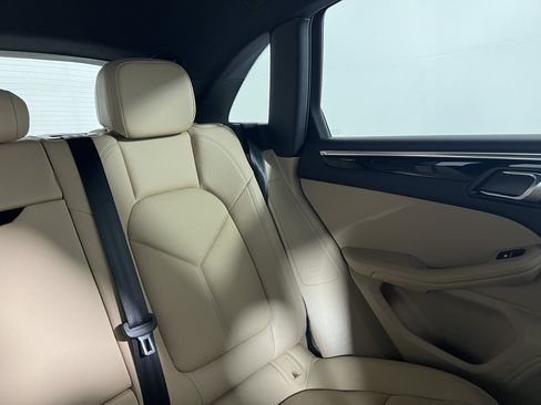 Certified 2023 Porsche Macan AWD/4WD image 17