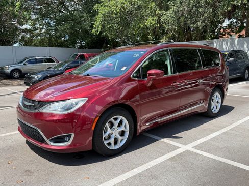 Used 2017 Chrysler Pacifica Touring-L w/ Tire & Wheel Group FWD image 3