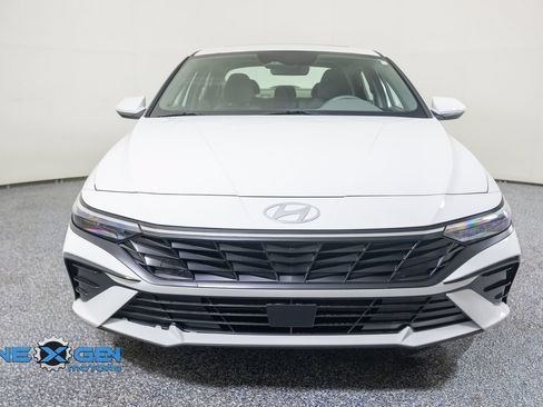 Used 2024 Hyundai Elantra SEL w/ Convenience Package FWD image 2