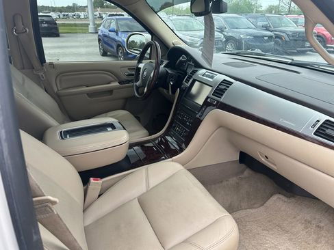 Used 2014 Cadillac Escalade Luxury RWD image 13