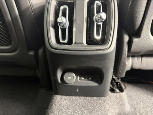 Used 2025 Volvo XC40 B5 Plus image 15