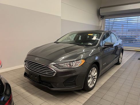 Used 2019 Ford Fusion SE image 1