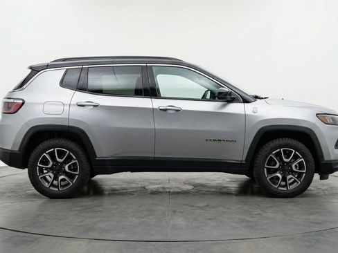 Used 2025 Jeep Compass Trailhawk image 11