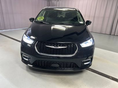 Used 2024 Chrysler Pacifica Select