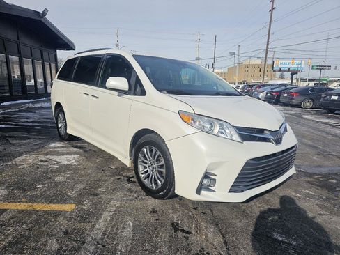 Used 2020 Toyota Sienna XLE FWD image 3