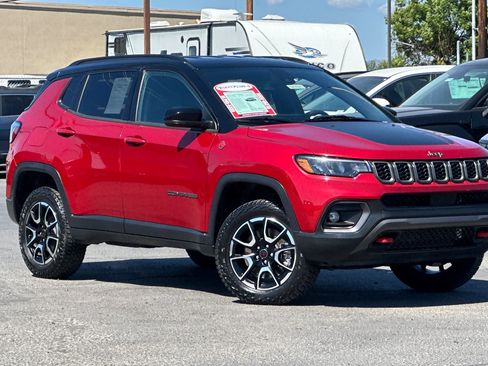 Used 2025 Jeep Compass Trailhawk AWD/4WD image 2