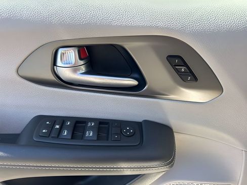 Used 2024 Chrysler Pacifica Touring-L image 27