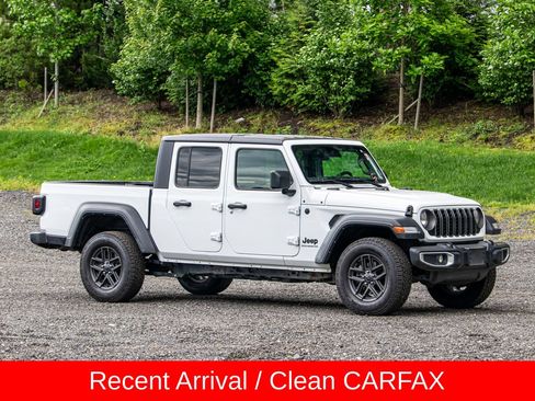 Used 2025 Jeep Gladiator Sport AWD/4WD image 11