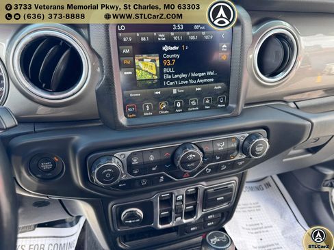 Used 2018 Jeep Wrangler Unlimited Sahara AWD/4WD image 15