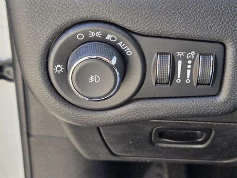 Used 2020 Jeep Cherokee Latitude Plus image 25