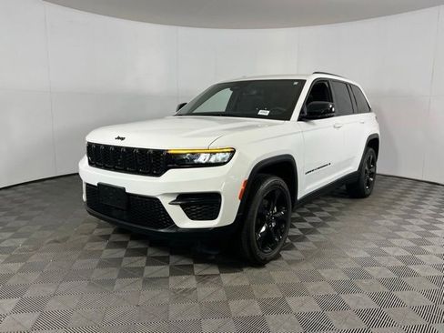 Used 2023 Jeep Grand Cherokee Altitude image 11