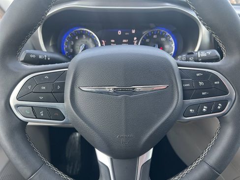 Used 2024 Chrysler Pacifica Touring-L image 59