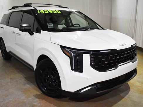 Used 2025 Kia Carnival SX Prestige image 3