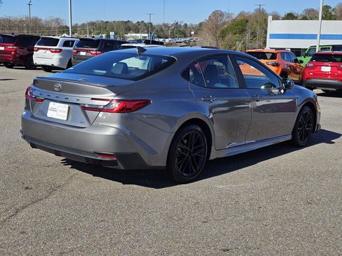 Used 2025 Toyota Camry SE image 8