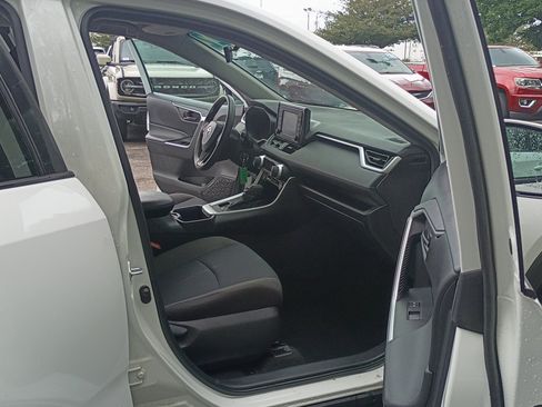 Used 2022 Toyota RAV4 LE AWD/4WD image 16