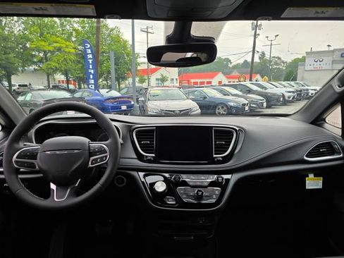 New 2027 Chrysler Pacifica Select FWD image 3