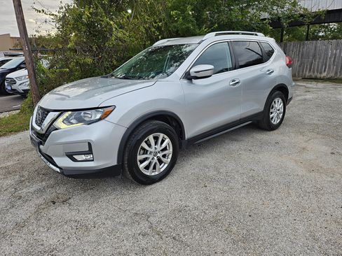Used 2020 Nissan Rogue SV FWD image 2