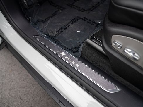 Certified 2026 Porsche Macan image 21