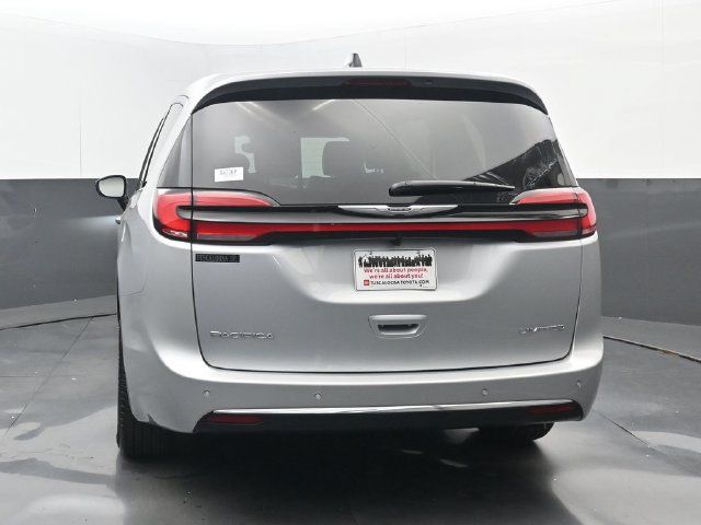 Used 2026 Chrysler Pacifica Limited FWD image 19