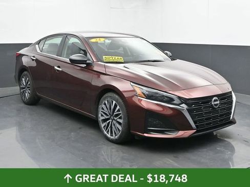 Used 2024 Nissan Altima 2.5 SV image 2