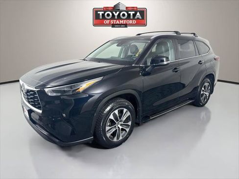 Certified 2024 Toyota Highlander XLE AWD/4WD image 3