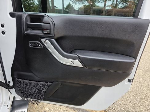 Used 2015 Jeep Wrangler Unlimited Sahara w/ Connectivity Group AWD/4WD image 20