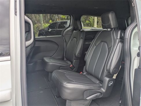 New 2026 Chrysler Pacifica Select image 15