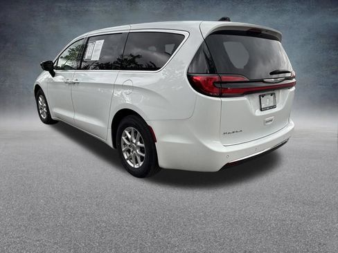 Used 2024 Chrysler Pacifica Touring-L FWD image 3