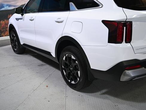 Used 2025 Kia Sorento S image 8