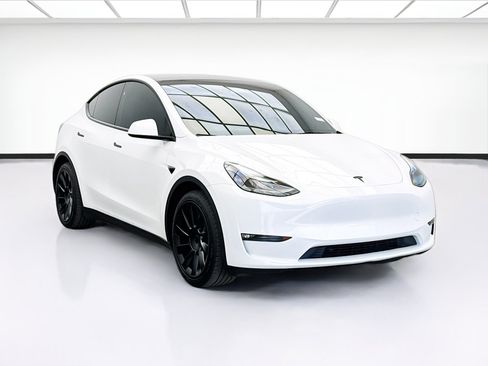 Used 2024 Tesla Model Y Long Range AWD/4WD image 3