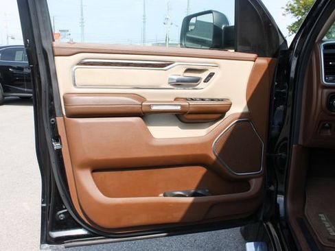 Used 2019 RAM 1500 Laramie AWD/4WD image 10