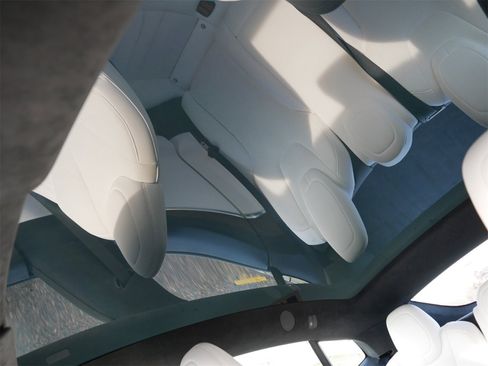 Used 2022 Tesla Model S image 25