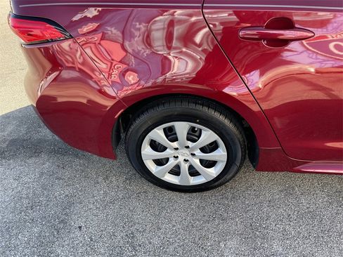 Used 2022 Toyota Corolla LE image 12