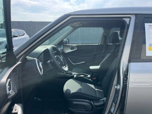 Used 2025 Kia Soul LX w/ LX Technology Package FWD image 25