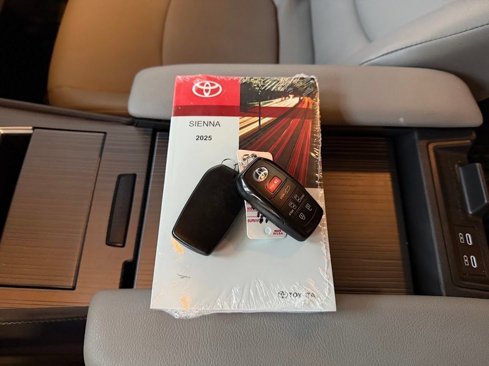 Used 2025 Toyota Sienna XLE FWD image 27