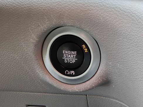 Used 2024 Chrysler Pacifica Touring-L image 22