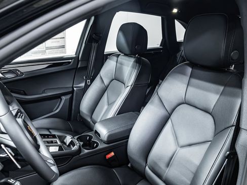 Certified 2025 Porsche Macan image 5