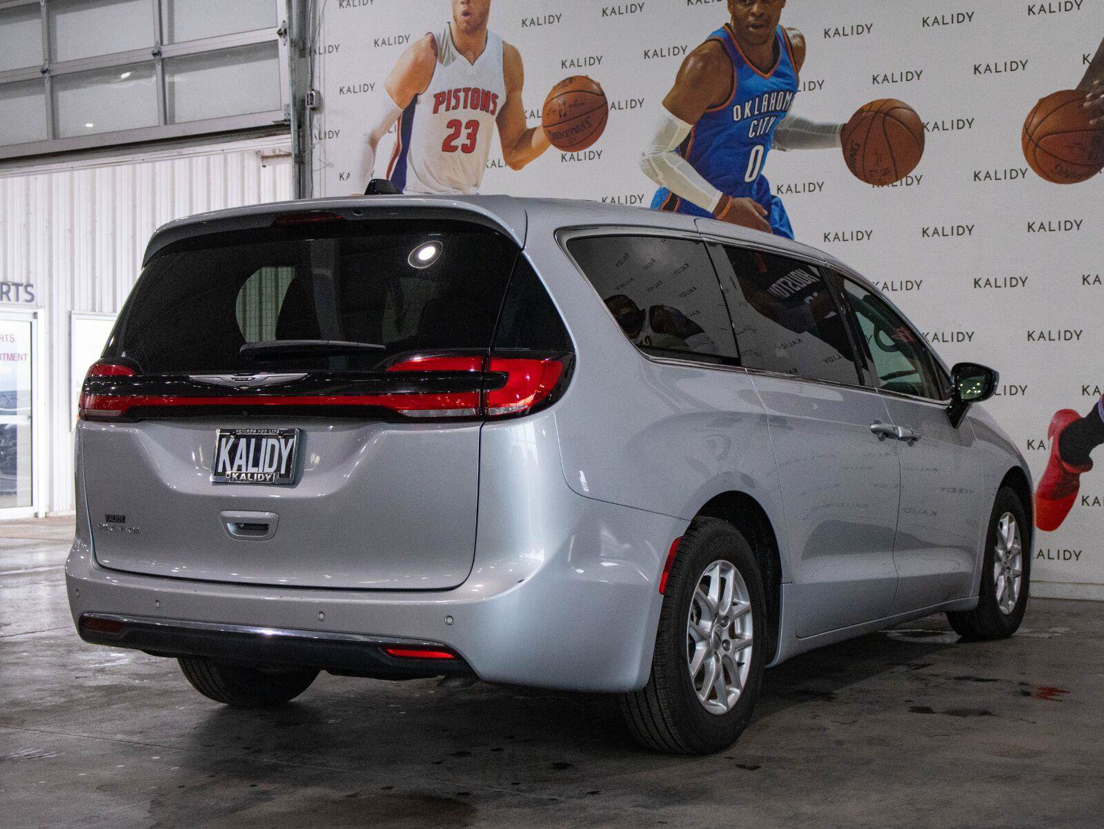 Used 2024 Chrysler Pacifica Touring-L FWD image 25